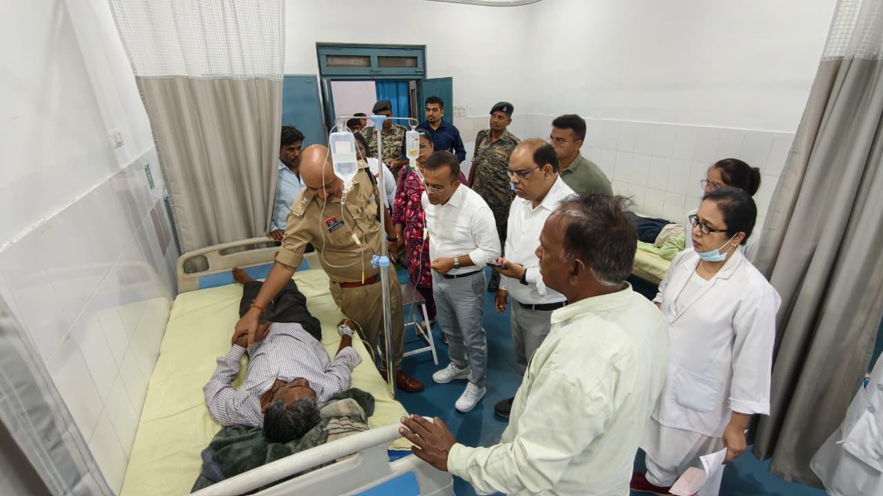 डोंगाकोहरौद आंदोलन: अस्वस्थ ग्रामीणों से जिला अस्पताल में मिले कलेक्टर-एसपी, सड़क निर्माण का दिया भरोसा।