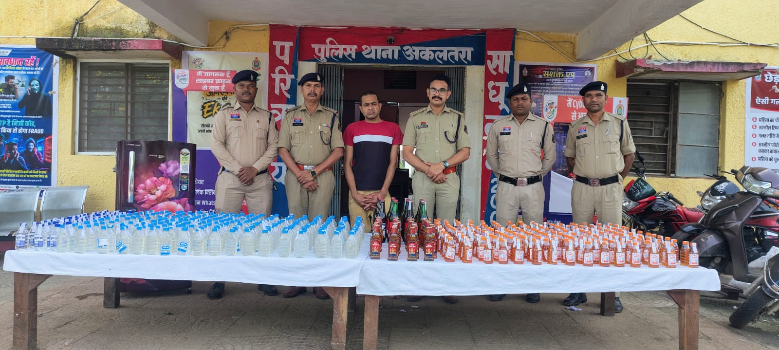 🚨 शुष्क दिवस पर अकलतरा पुलिस का बड़ा एक्शन, घर में 4 लोहे के दरवाजों के पीछे छिपा रखी थी 104 लीटर अवैध शराब