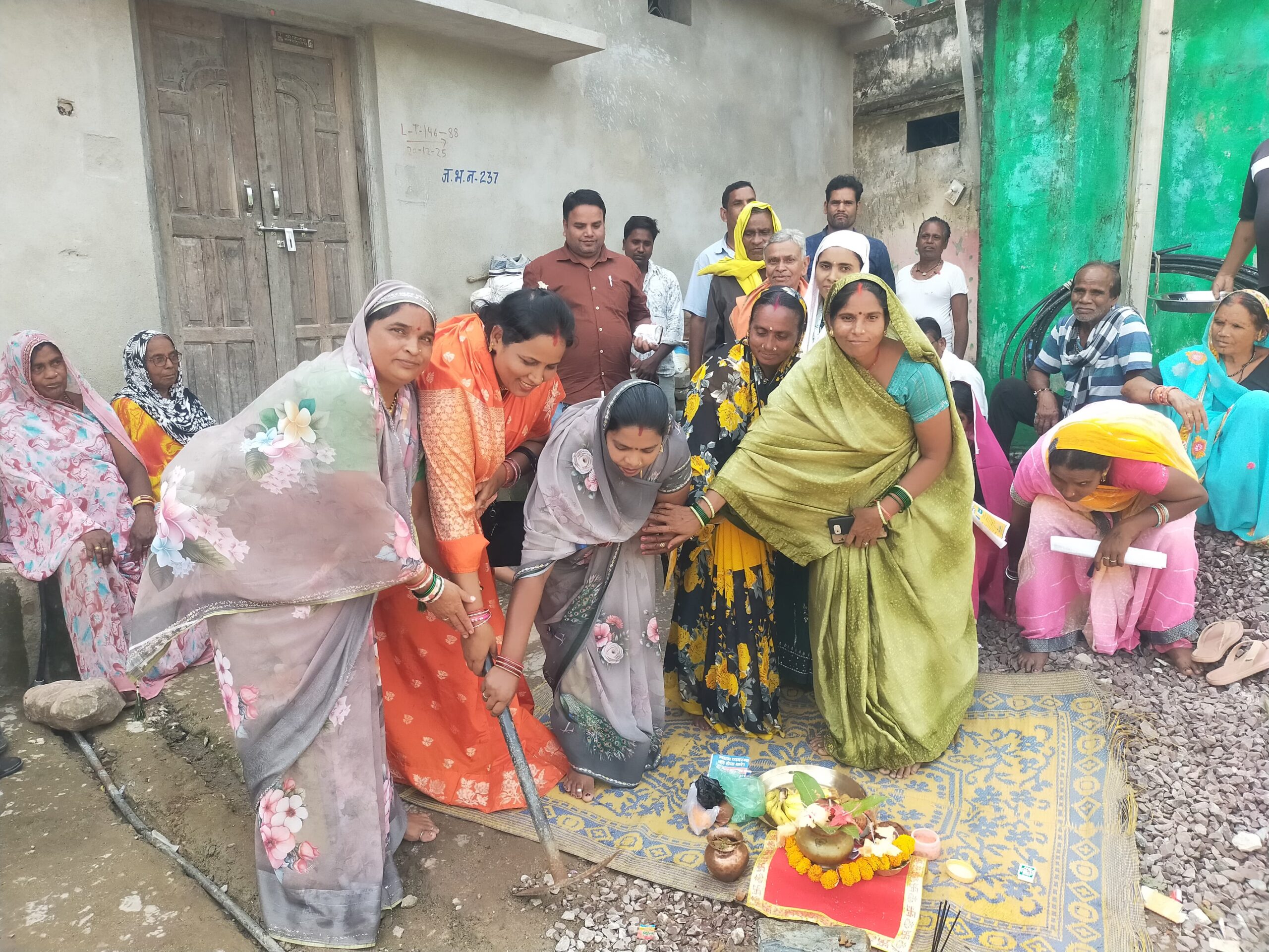 गांधी जयंती पर जर्वे में विकास कार्य को मिली रफ्तार जिला पंचायत सभापति उमा राजेन्द्र राठौर ने किया ₹5 लाख के सीसी रोड निर्माण का भूमिपूजन जर्वे। गांधी जयंती के अवसर पर ग्राम जर्वे में विकास