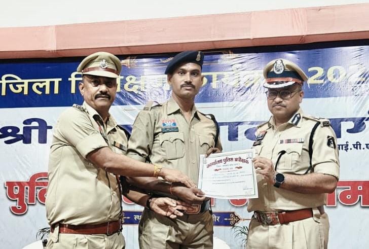 “आग की लपटों में जिंदगी की जंग—आरक्षक शैलेंद्र ने बचाई 14 लोगों की जान, IG ने किया सम्मानित”